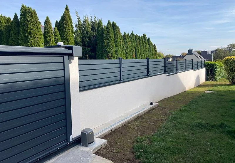 Clôture aluminium anthracite avec portail motorisé